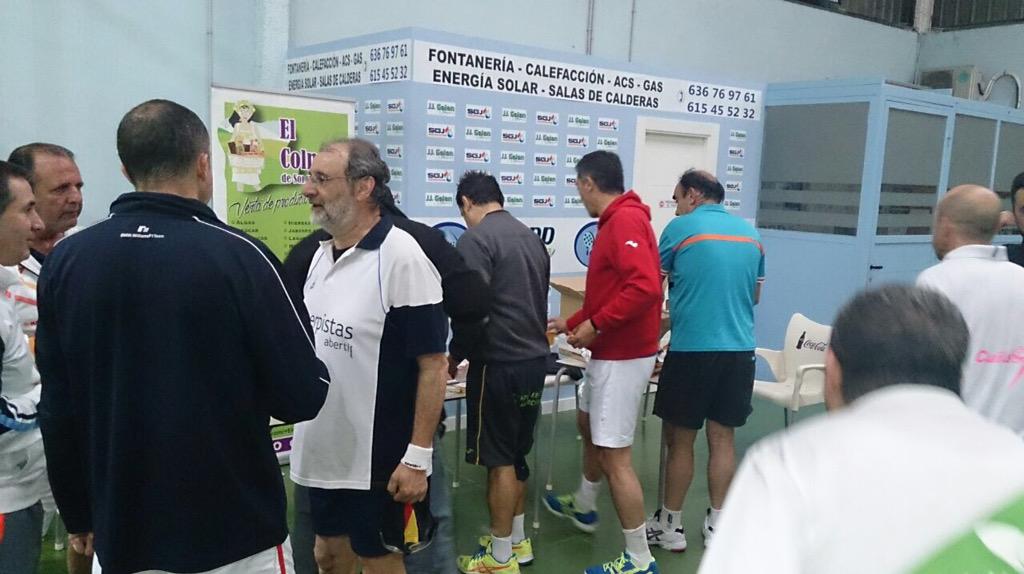 abuelaartesana's tweet photo. La abuela artesana con @elcolmadodesora llevando un tentempié al evento de padel de @Perfil38_ y @icualitor #Avila http://t.co/afhgxIdonA