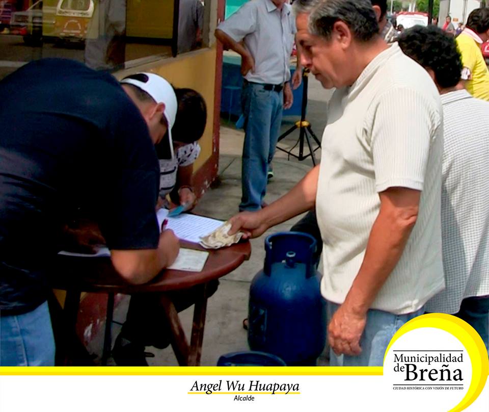 MuniBrena's tweet photo. Venta de gas doméstico y carne de gallina y menudencias. http://t.co/0oBhuXgqxU