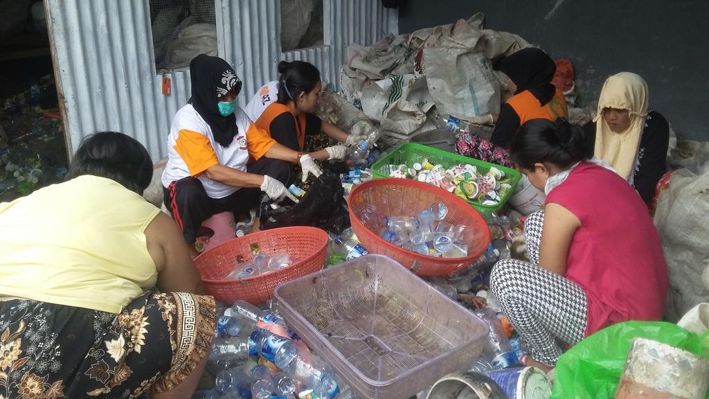 ana_mardiyati's tweet photo. pilah sampah bersama ibu2 ICD Rappokaling Makasar @rumahzakat @mandiribisa @MaskurM #responsifberibukti http://t.co/Iagu74nur6