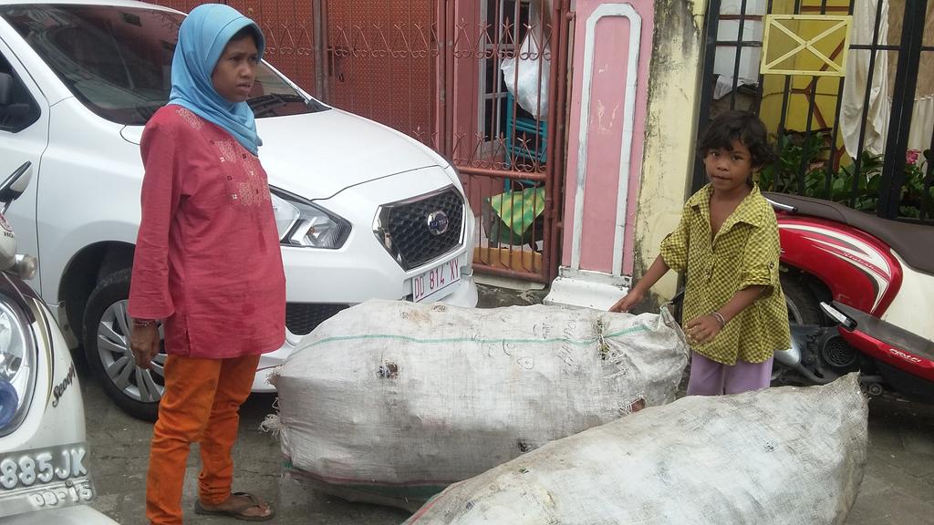 ana_mardiyati's tweet photo. pilah sampah bersama ibu2 ICD Rappokaling Makasar @rumahzakat @mandiribisa @MaskurM #responsifberibukti http://t.co/Iagu74nur6
