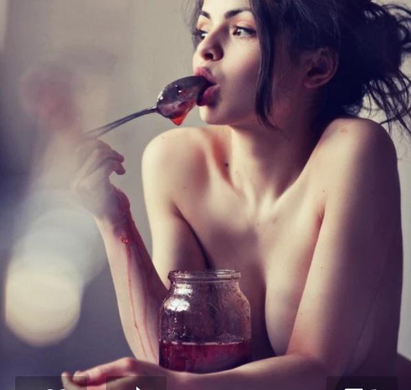 SouixsieQue's tweet photo. #Sundayafternoon and #strawberryjam 
#modelunknown http://t.co/8mG2cEpphQ