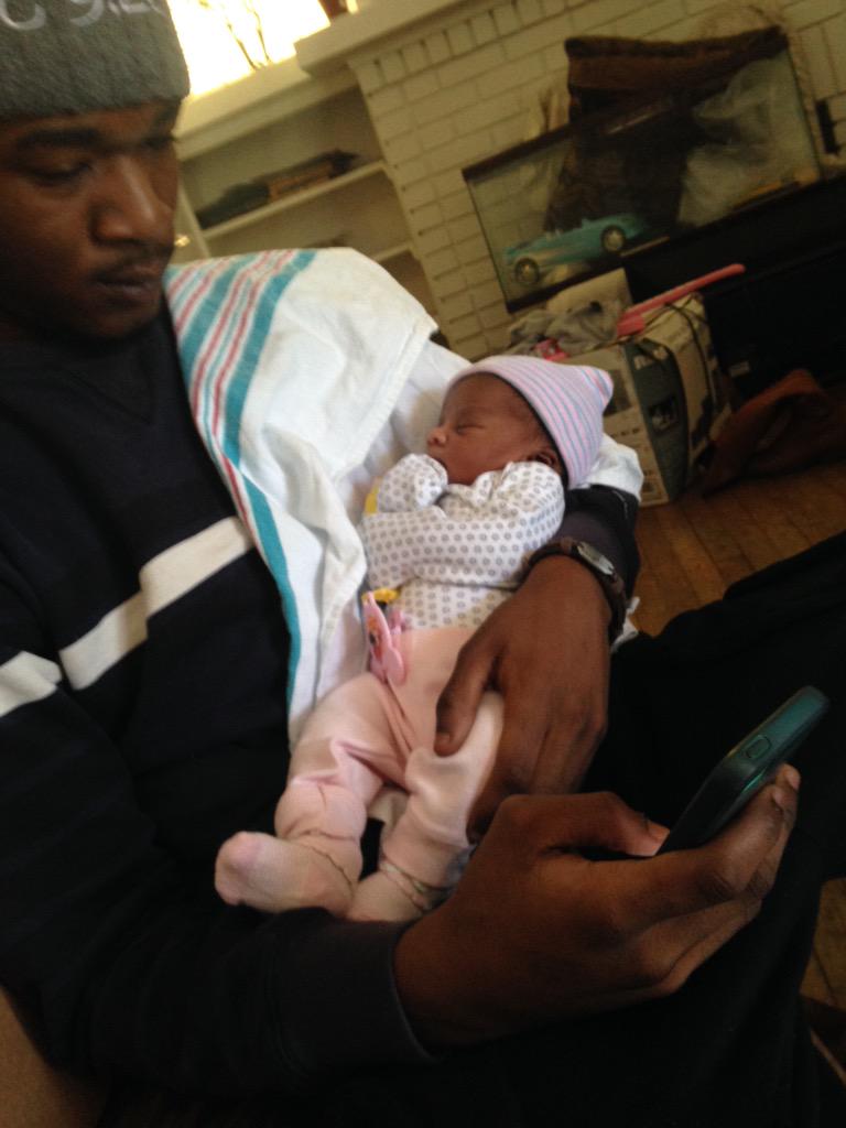 BeautifulAssMe_'s tweet image. Aubria &amp;amp; her Uncle Shapoopie @JustLeon925 😍😘 #FirstDayHome
