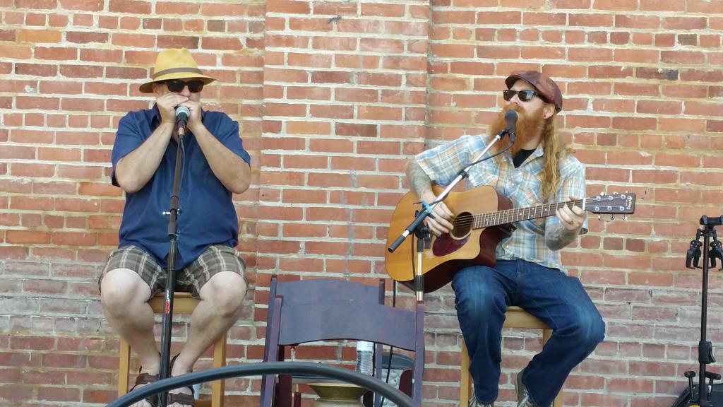 BudBreakEvent's tweet photo. Enjoying @JonnyMojoMusic @harpman61 LIVE on the patio! @OldSugarMill @EventsOSM #BudBreakWeekend http://t.co/4EHI0HZu1h