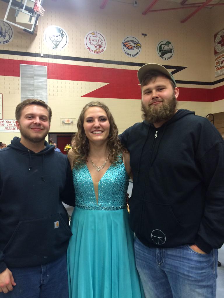 hannahreding_'s tweet photo. I don't know who these two are but I think this is illegal #slampieces #prom #photobomb #worthit http://t.co/osL9qJ4w8j