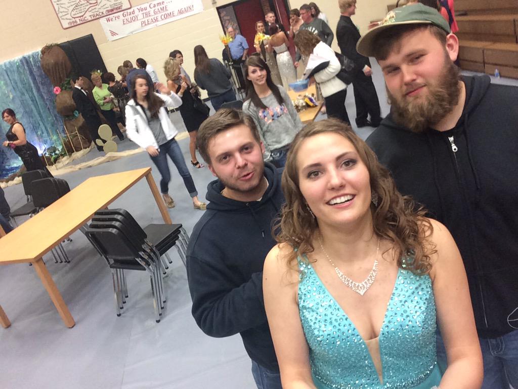 hannahreding_'s tweet photo. I don't know who these two are but I think this is illegal #slampieces #prom #photobomb #worthit http://t.co/osL9qJ4w8j