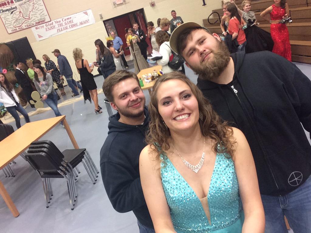 hannahreding_'s tweet photo. I don't know who these two are but I think this is illegal #slampieces #prom #photobomb #worthit http://t.co/osL9qJ4w8j