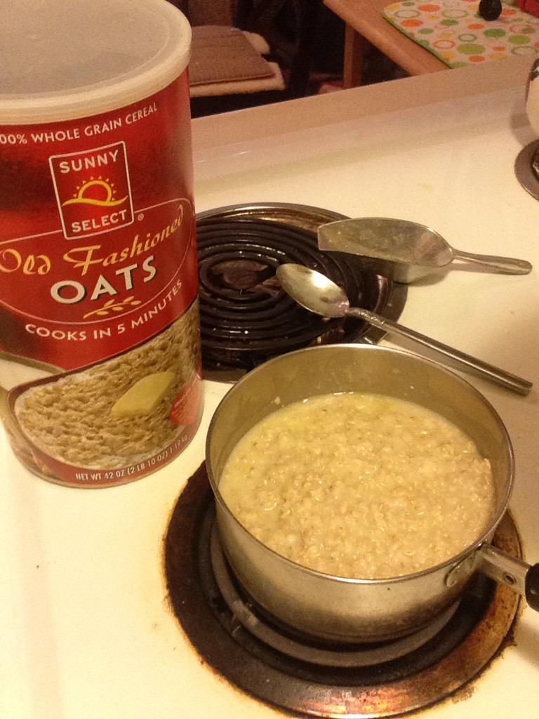 Be4UknowIt's tweet photo. I made oatmeal today. http://t.co/MpY96IjsZP