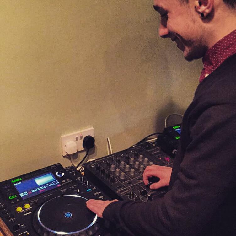 djmattyblakey's tweet photo. Having a little play #pioneer #cdj #2000 http://t.co/9tarUnKZJf
