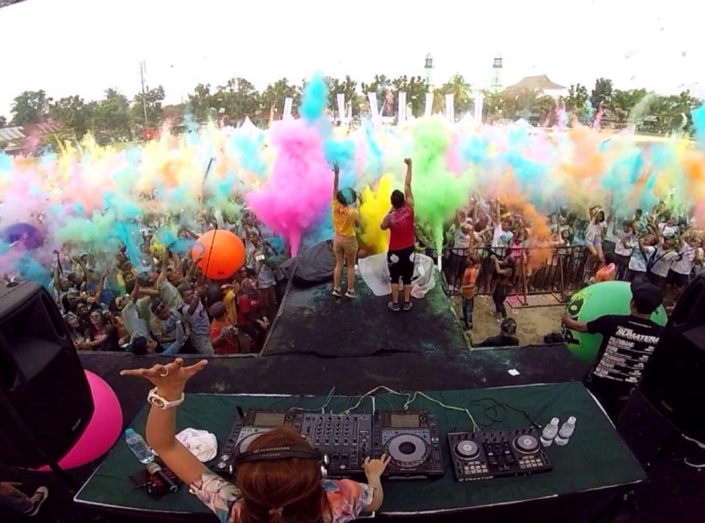 RunColorPartyID's tweet photo. PEKANBARU - Msh Ingat Moment Ini? Ayo Lanj​u​tkan Keseruannya di #PkuRunColorParty Minggu,24.05.15 Lap.SPN w/ @PJoana http://t.co/1TYdfS8Wlt