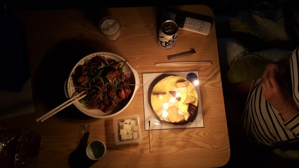 bulbaba76's tweet photo. 오늘 4월마지막주~울이뿌니 생일이다^^
점심은 직접만든 황태미역국과 함께 조촐하게 끼니를 때우고 저녁에 케익과 파닭으로 즐거운 생일파티를 하였다~ 울자기와 함께 하는 이시간이 설렌다 생일 진심으로 축하해용~쭈♡ http://t.co/1hnQR2UWr2
