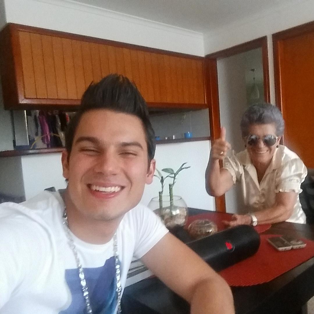 PipeBueno's tweet photo. Jajajaja con mi abuela manejando su flow... ya vamos MEDALLO con Radio Cristal !! #TeHubierasIdoAntes http://t.co/lSOSrIQa9p