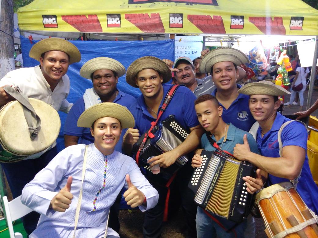 Excelente  ambiente  hay en el stand de Villas Cocos del Mar.. Junto a los hermanito huertas. @FeriadeAzuero15