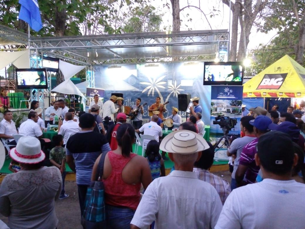 Excelente  ambiente  hay en el stand de Villas Cocos del Mar.. Junto a los hermanito huertas. @FeriadeAzuero15