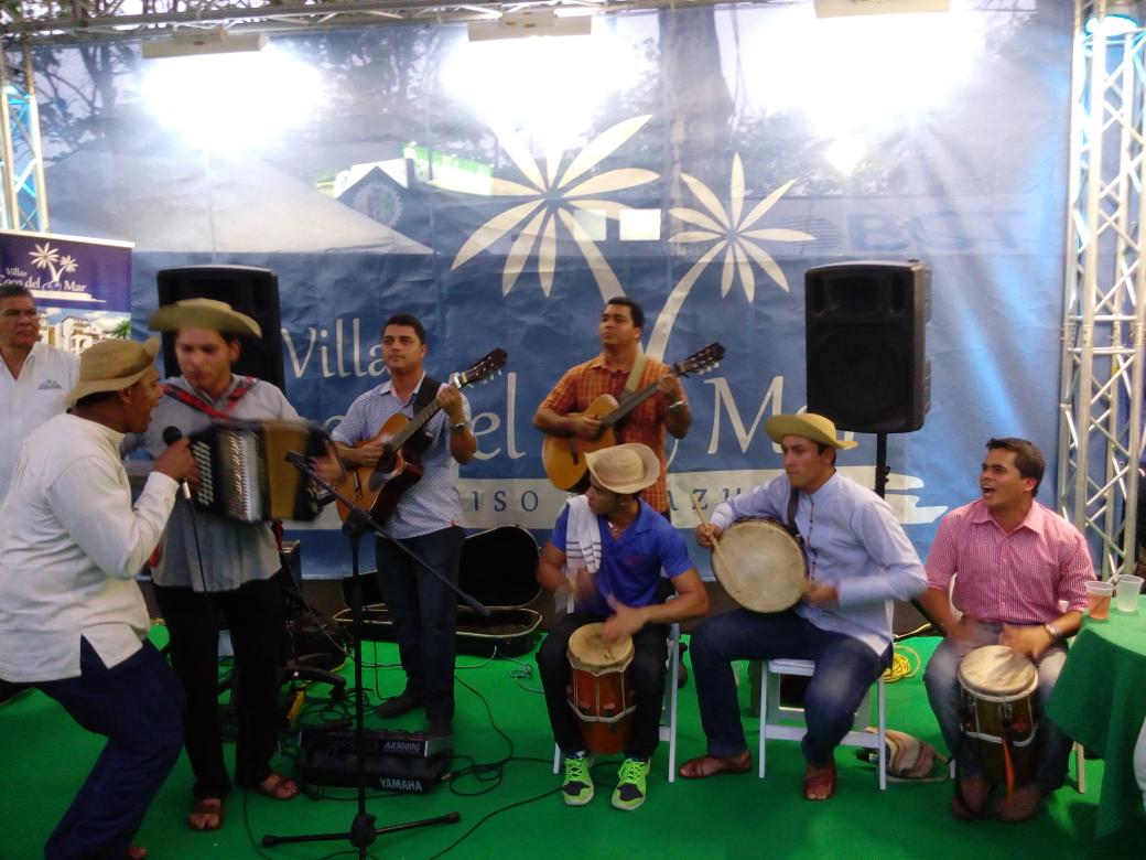 Excelente  ambiente  hay en el stand de Villas Cocos del Mar.. Junto a los hermanito huertas. @FeriadeAzuero15