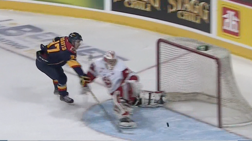 OHLHockey's tweet photo. MUST WATCH! @cmcdavid97 scores incredible shorty to put @ErieOtters up 2-0 in 1st: http://t.co/r4vPEb9a0q http://t.co/5ycPWxaIxZ