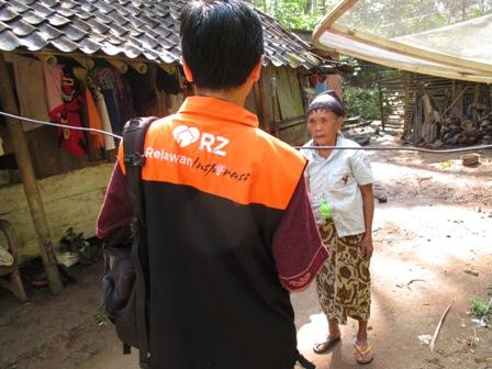 tony_iswahyudi's tweet photo. Blusukan @Rel_Inspirasi ICD #Somogede, menebar senyum Indonesia bersama @rumahzakat http://t.co/3G1FV5ZmXw