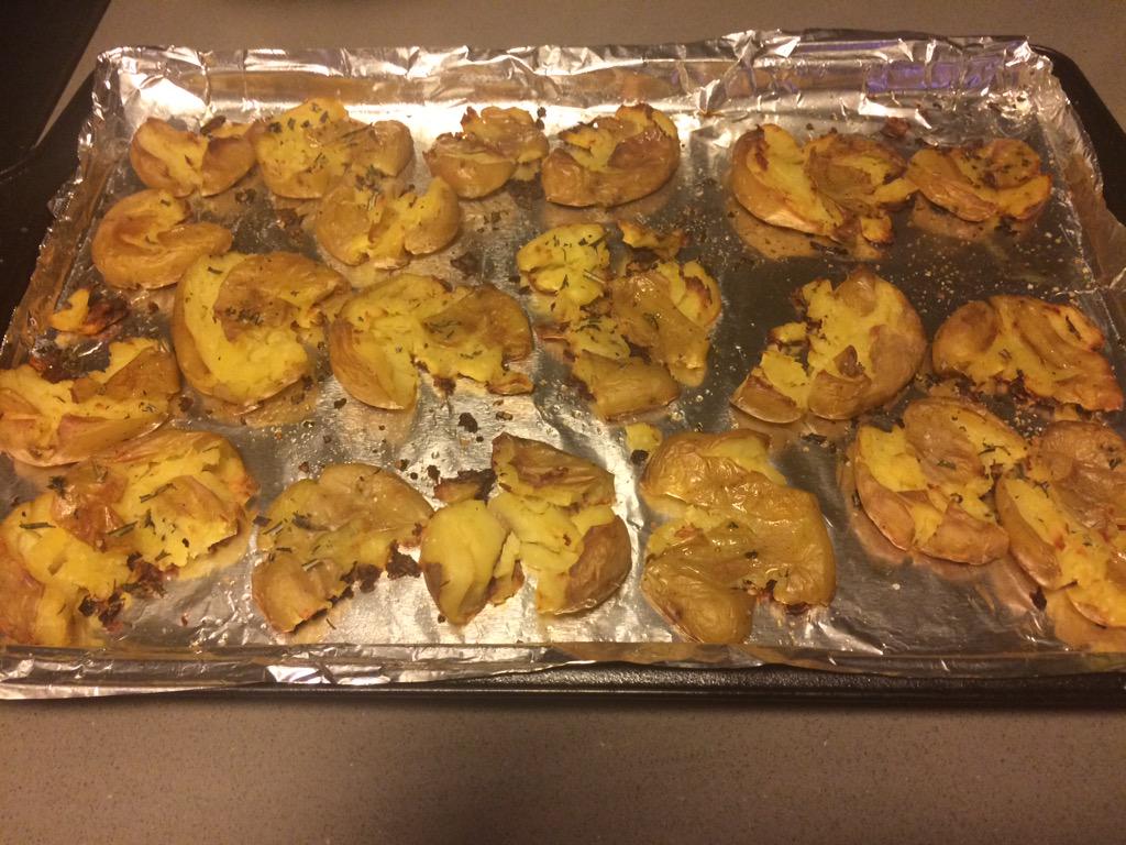 meg_dio's tweet photo. @PioneerWomanRee These "smashed potatoes" look unreal!! #sundaydinner @FoodNetwork http://t.co/Q7bEvQK9px