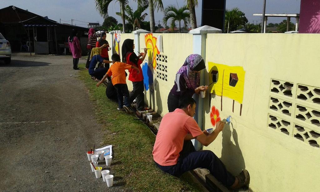 CCSCKuantan's tweet photo. Gotong royong ceria tadika Sg. Isap 2 @AADK_Pahang @AADKMalaysia @AbdGhani_57 @AADK_Kuantan http://t.co/yIBOG08Niw