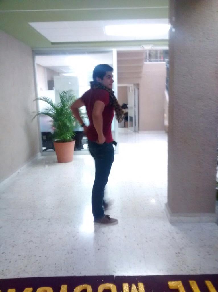 anabel_mp's tweet photo. Como cuando tu amigo se quiere ver "guapa" #AyEstupida #SasCulebra #Mariposon #BitchPlease #NotTouchNoFlash ππ http://t.co/53ap741EFD