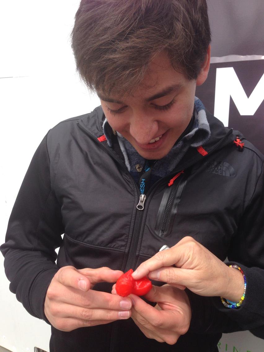 getmakered's tweet image. Luie Inspecting his 3D Selfie @getmakered @lfnw #linuxfestnw