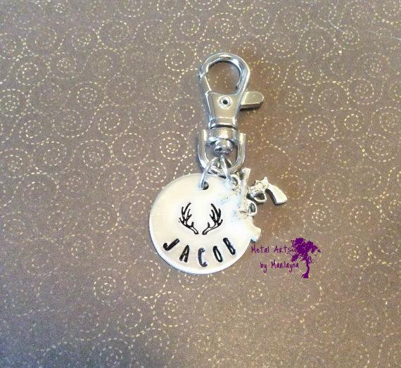 MadebyMarlayna's tweet image. #HuntingKeyChain #CountryGift #NameKeyChain, #GiftforOutdoorman arnd.co/a7W2n #Epiconetsy #Craftshout