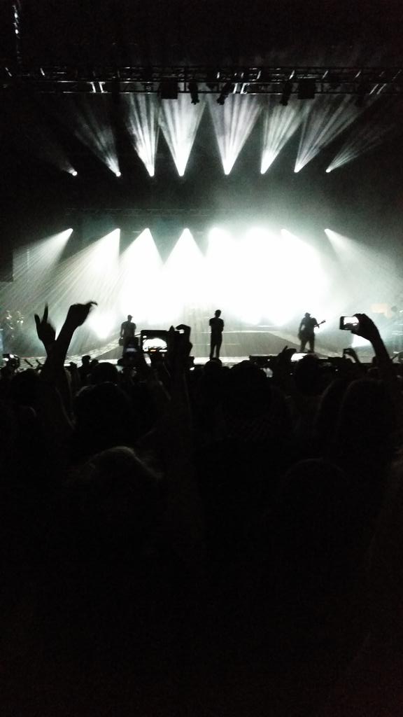 whitneylou13's tweet photo. So about last night...@AllTimeLow 💚💙🎉🎊 http://t.co/4Mv4jIj64p