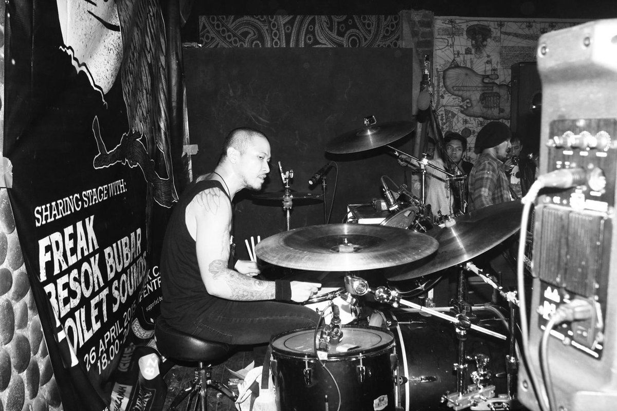 @BesokBubarMusicBesok at Chinook Cafe #NIC FIT VOL.3 LAUNCHING NOISEROCKPARTY