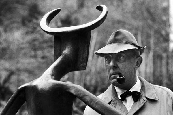 LaLangelliere's tweet image. "La vie, c’est très drôle, si on prend le temps de regarder."
Jacques Tati, MoMA Sculpture Garden, 1958 NYC.