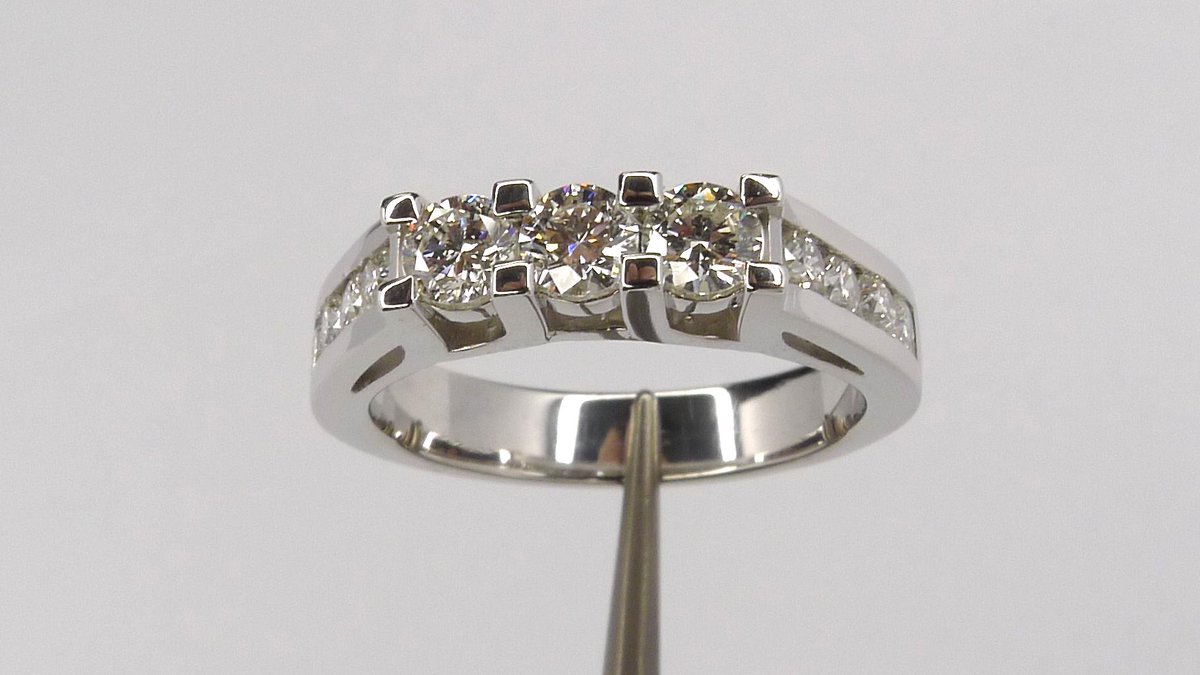 SUNDIAMORE's tweet photo. White gold Ring  TRYLOGY - 3 diamonds which represents the three periods in our lives: yesterday, today and tomorrow. http://t.co/FQwZjDPpIS