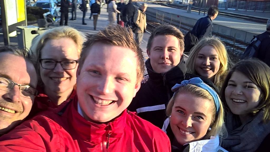 AUFiVestfold's tweet photo. Vi premierer miljøbevissthet i Tønsberg og deler ut kaffe og boller til våre flinke pendlere! @Arbeiderpartiet http://t.co/S7wdiVbfQ2