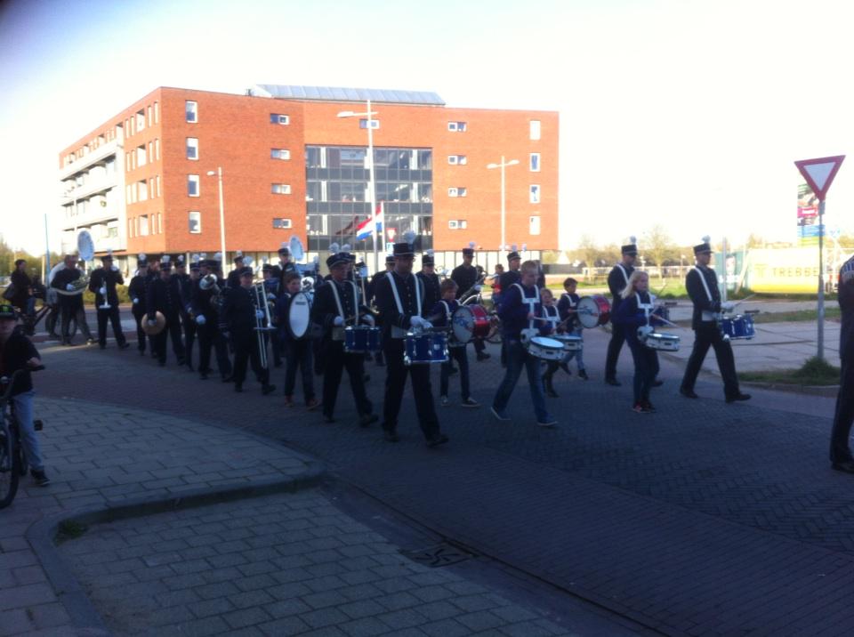 Onze vrienden van <a href="/StedelijkOrkes1/">Stedelijk Orkest</a> bij de #reveille door #Hanzewijk #Brunnepe en #Greente #Kampen #Koningsdag2015