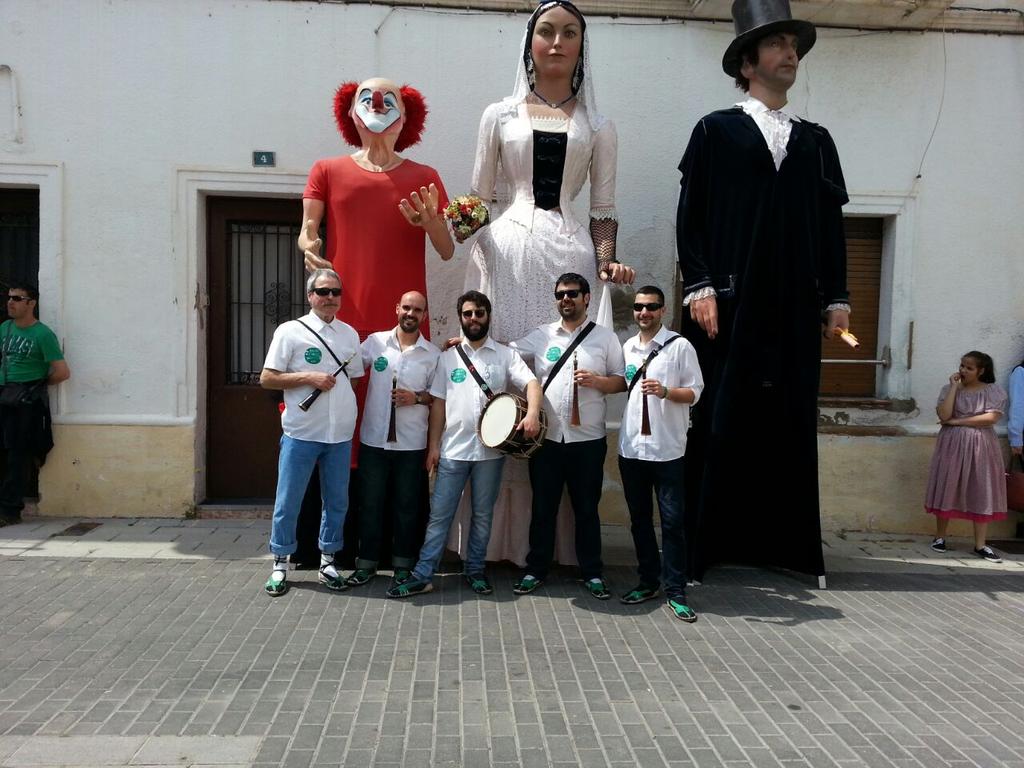 joevidallopez's tweet photo. Fotos dels grallers de l'@ABPCubelles a la cercavila de la Setmana Cultural http://t.co/iAUP1r0miS