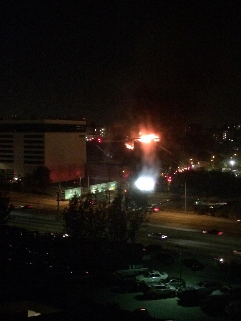 stephtoes's tweet image. #citizenjournalist #anotherfire DTLA fire by the high school WOT