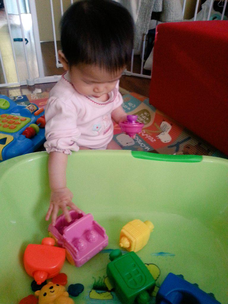 astariam's tweet photo. Letting baby reach for toys frm inside a container teaches them the concept of 'in' and 'out'.@essentialbaby #playIQ http://t.co/seq2jzAsVd