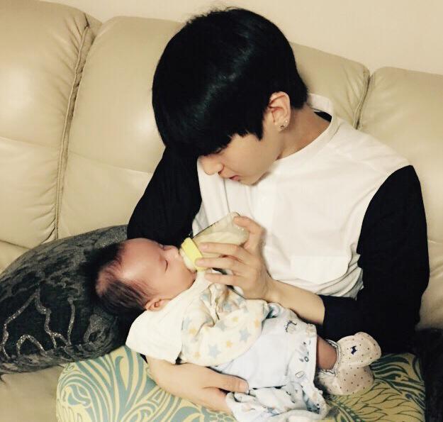 RealVIXX's tweet photo. 나는 로빅이다. 피곤한 월요일 별빛요원들에게 활력소가 되는 미공개사진을 한장 더 선물한다. 조카에게 처음 우유를 먹이는 #레오 요원이 행복해보여 기분 좋은 로빅이다. http://t.co/xwwMnpHmgE