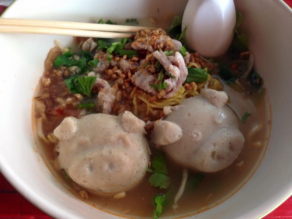 DEAWCAll's tweet photo. เมื่อเพื่อนผมไปกินก๋วยเตี๋ยวลูกชิ้นหมู #กูจะไม่ยอมเห็นรูปนี้คนเดียว http://t.co/VVEqWuGYMx