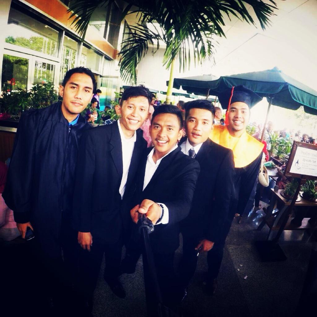 dennynurach's tweet photo. Yeeah. Graduation .. #wisudagunadarma http://t.co/ZRSzCf5iCe