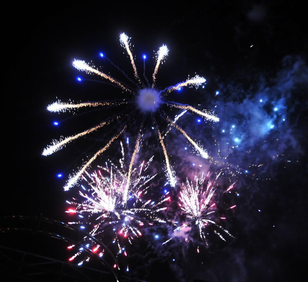 Shariqa_Faisal's tweet photo. Fire Works Celebrations Day 3 At Jinnah Ground #ConnectWithMQM #MQMThanksNA246 http://t.co/XmTmb1EgX1