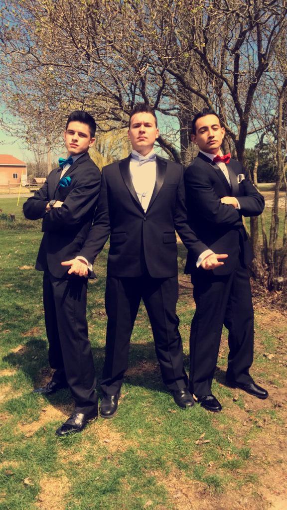 HemlockSquad15's tweet photo. Squad leaders lookin fresh up at prom 2k15 http://t.co/I6dscgntQY