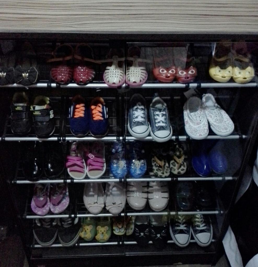 Sepatu mama cuma lima 😂😂😂 , sepatu abah cuma kebagian satu tempat 😅😅😅 , farah menguasai lemari sepatu !
