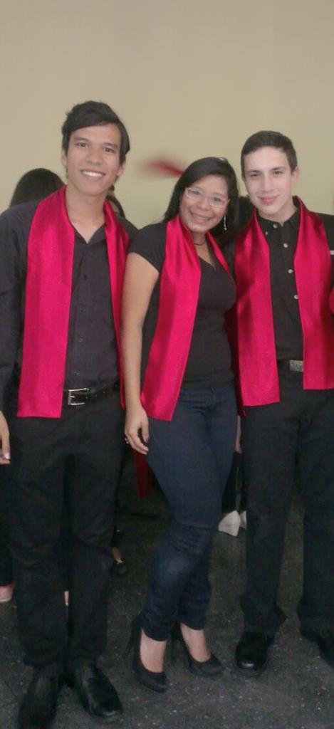 LauraD_Garcia_'s tweet photo. #Bellos #Amigos #hermanos #LinajeDeDavid #MinisterioDeMusica #SomosCatolicos http://t.co/iUUHawUfEk