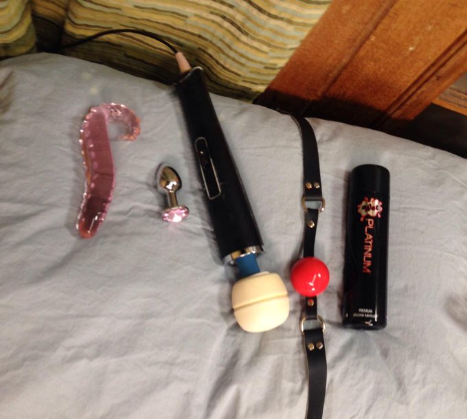 It's time to play! #ImLive @KinkLive Look at all these toys 😍 http://t.co/sLXbkyvmnK<a href="/tag/imlive"class="tags">#ImLive</a><a class="tags" target="_blank" title="On Twitter" href="/?out=eyJ0eXAiOiJKV1QiLCJhbGciOiJIUzUxMiJ9.eyJpYXQiOjE3MjMyMTU1OTcsImlzcyI6InR3cG9ybnN0YXJzLmNvbSIsIm5iZiI6MTcyMzIxNTU5NywiZXhwIjoxNzU0NzUxNTk3LCJyZWRpcmVjdF91cmwiOiJodHRwczovL3R3aXR0ZXIuY29tL0tpbmtMaXZlIn0.lRIfEYQ7eLZoPYy0wpMtsadHdDcVS9q35dsgeecqMKm4w9bkoxVSswDv0B0yB0EjUirx-fks9HFg_YJjrI6KAg">@KinkLive</a>