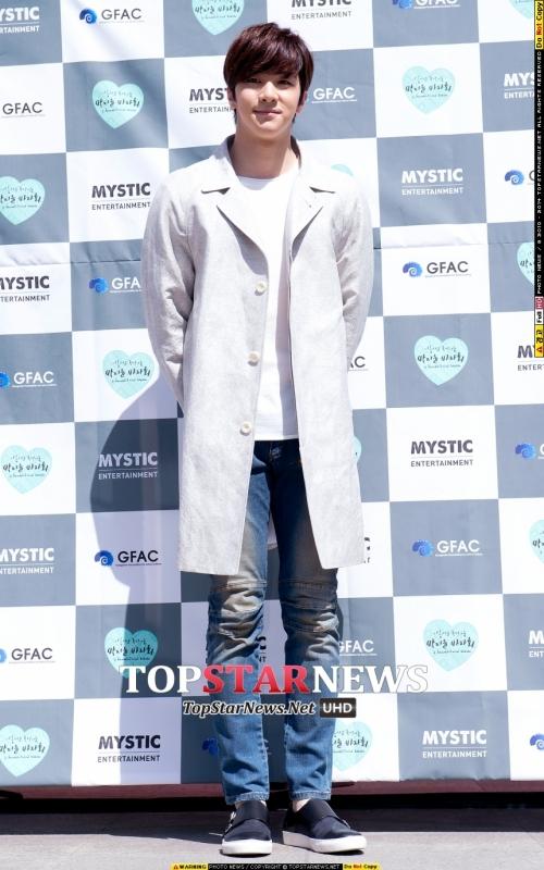 topstarnews's tweet photo. [HD포토] 천둥,바자회 온 봄청년…‘매력발산’ (박지윤 바자회) http://t.co/dxo7A3VXmd 4월 25일 서울 강남구 압구정동 강남관광정보센터에서 열린 '제 2회 아름다운 욕망나눔 박지윤 … http://t.co/i9Qb8K9L7F