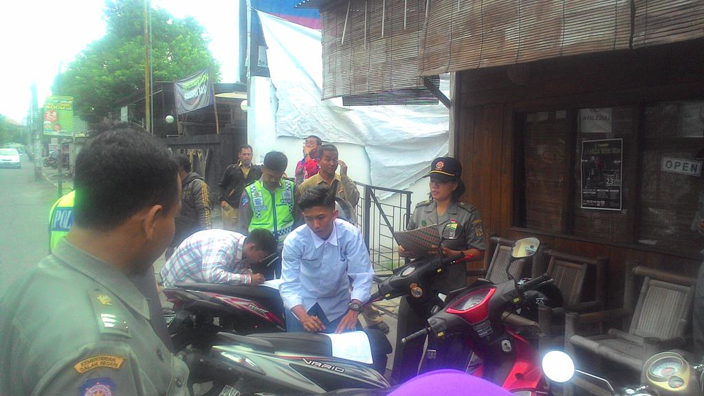 #jogja <a href="/cikalsubakti/">Cikal Subakti</a>: Razia pelajar bolos terjadi di rental PS daerah Janturan jogja. Jam 10:00  ”