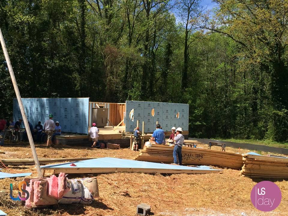 شارك فريق Us to Atlanta بالتعاون منظمة Habitat for Humanity بالتطوع في بناء مساكن للأسرالمحتاجة  #سعادة_العطاء