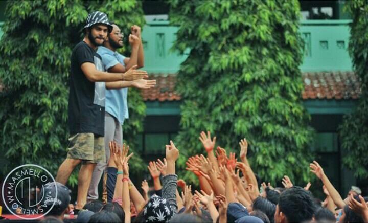 Dekat perfomance!! <a href="/musikdekat/">DEKAT</a>  #SMAN80 #thosca80 
photoby: <a href="/masmellow_/">𝓥𝓪𝓵𝓮𝓷𝓽𝓲𝓷𝓪</a>