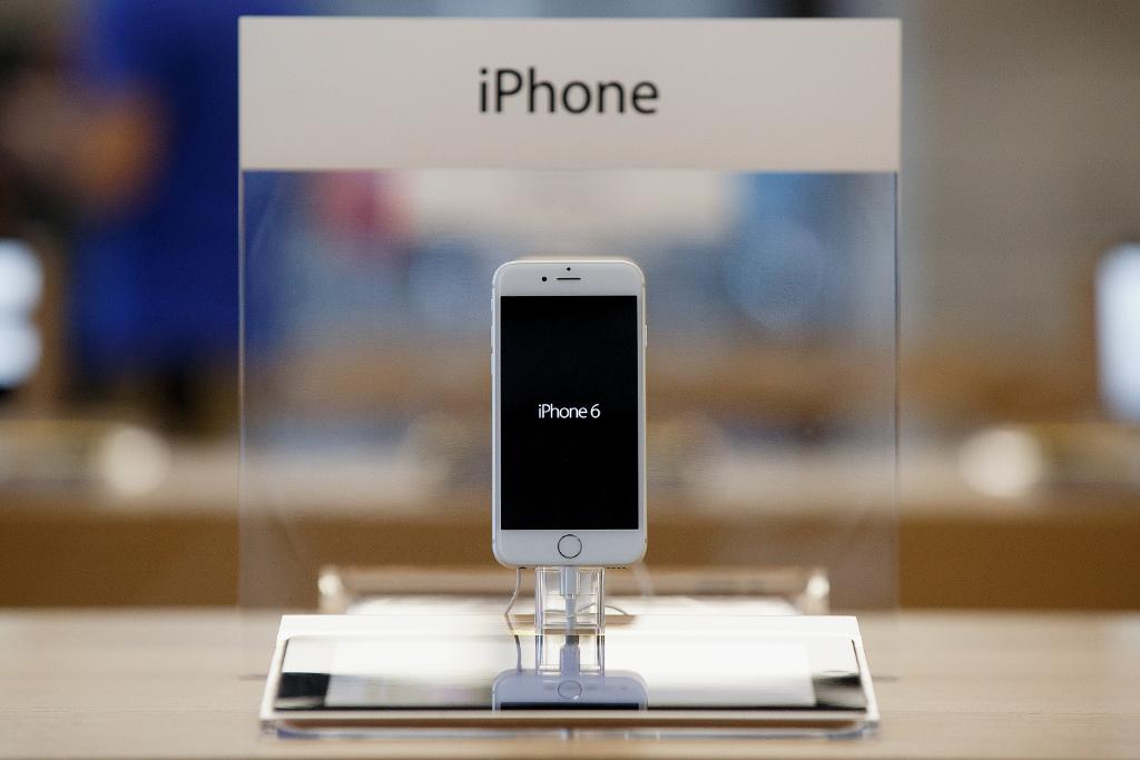 ForbesTech's tweet image. After that initial surge, are consumers still buying a ton of iPhones? onforb.es/1I5v9sz