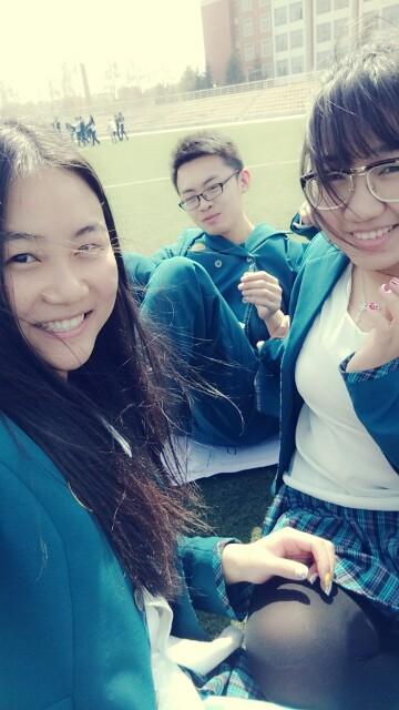 chenzouyan's tweet photo. 2015 1st Uniform Day&amp;Having class outdoor~
Another windy day    Crazy!😷 http://t.co/2oNMfsN1Sb