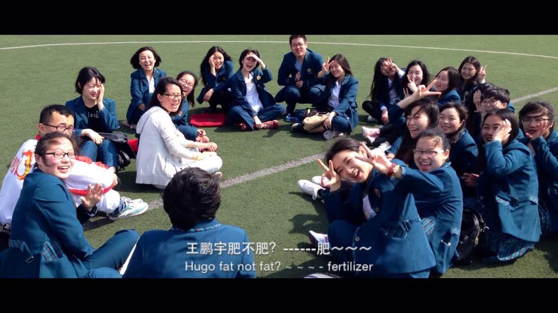 chenzouyan's tweet photo. 2015 1st Uniform Day&amp;Having class outdoor~
Another windy day    Crazy!😷 http://t.co/2oNMfsN1Sb