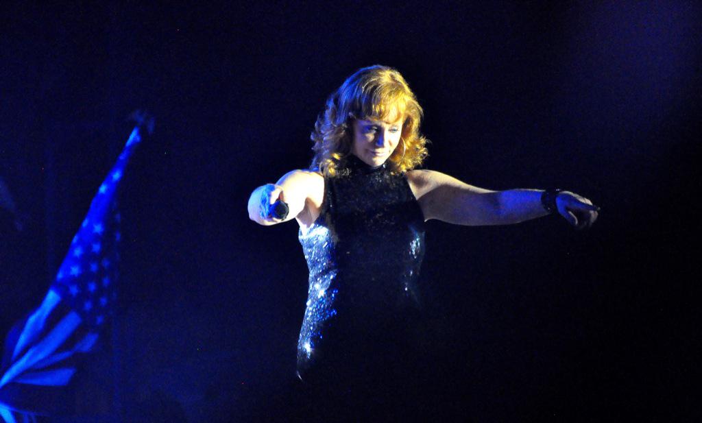 jenniferhuber's tweet photo. .@reba - true class act during @CountryLifeMF in #PuntaGorda on Sunday. #swfl #countrylife #countrylifemusicfestival http://t.co/1L4H89Mygg
